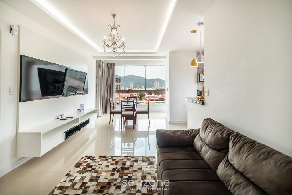Andorinha Apartment | 2BR Apt with BBQ in Meia Praia MLO0601