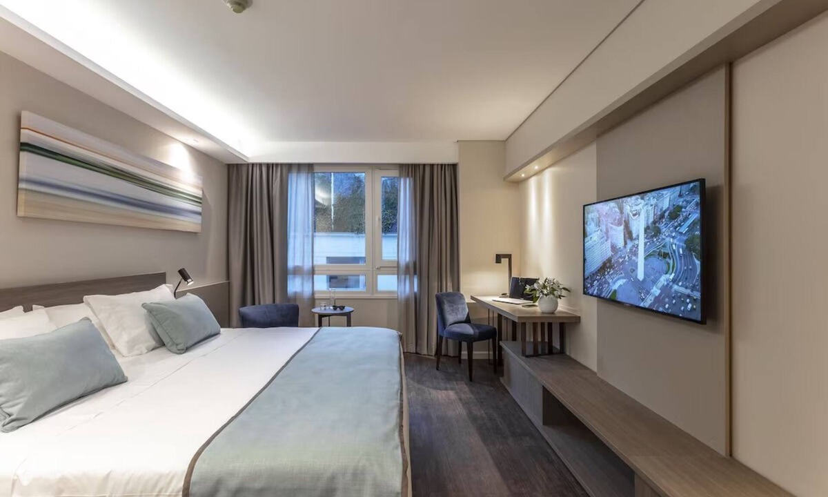 San Nicolas Hotel | 3 Relaxing Units with Gym, Spa & Onsite Dining! Close to Metro!