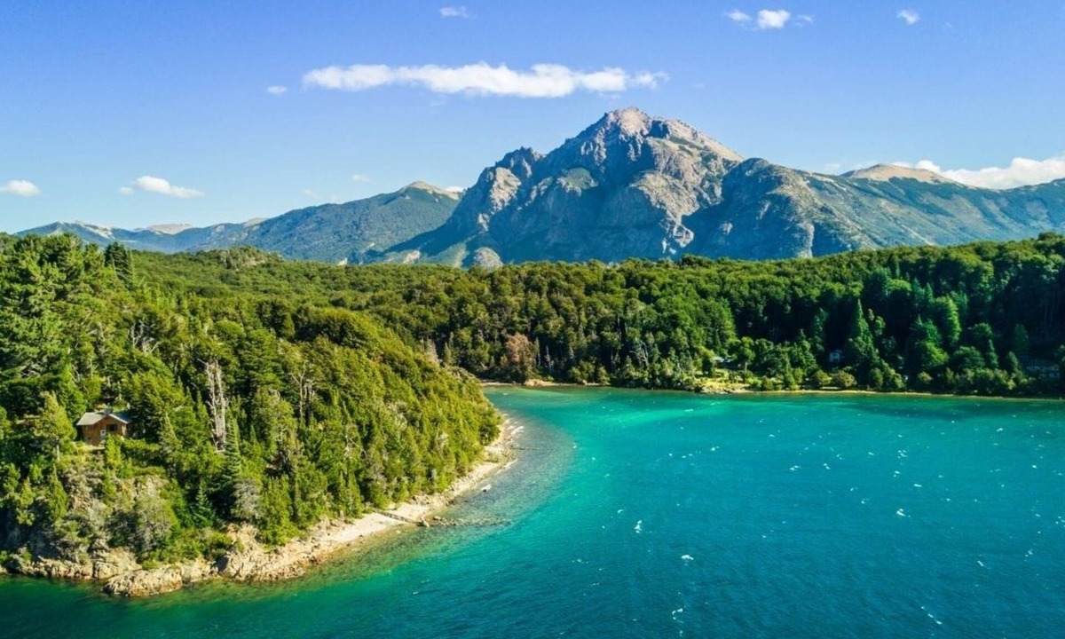San Carlos de Bariloche Hotel | 4 Lake View Stays w/Breakfast | 8-Min Drive to Cerro Catedral Ski Resort