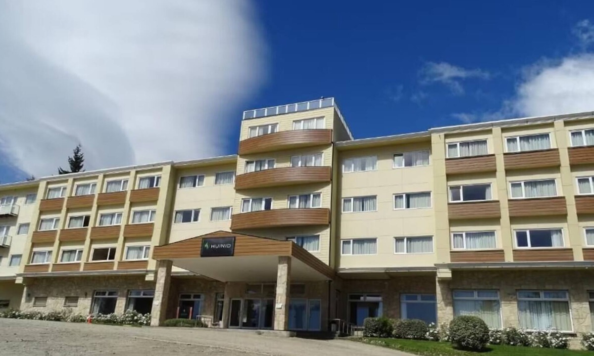 San Carlos de Bariloche Hotel | 4 Serene Retreat + Mountain Views & Fitness Near Downtown Bariloche w/Breakfast
