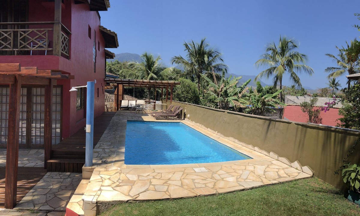 Maresias House | 5 suites near the beach, swimming pool, grass beach tennis court, billiards and wi-fi