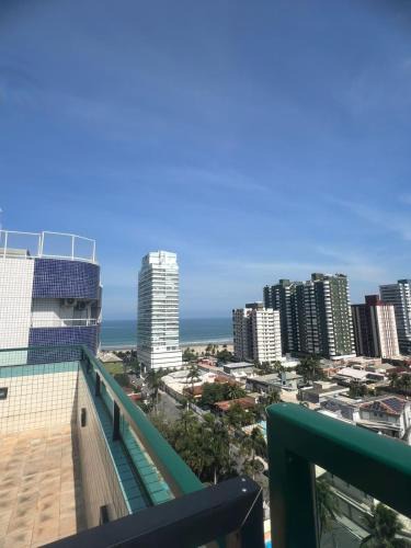 Canto do Forte Apartment | Aconchego no Canto do Forte - Ar Condicionados - Tvs Grandes - Wi-fi e Estacionamento Incluso!