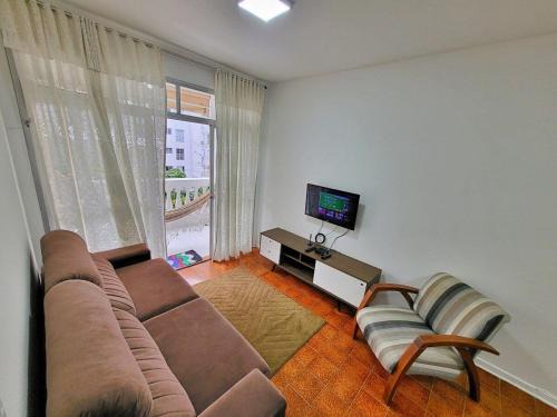 Jardim Centenario Apartment | Ap 02 dorms - Enseada - com sacada, Ar-Cond, Wi-Fi, 01 vaga, Lado Praia