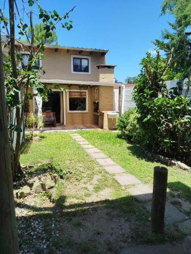 Playa Grande Apartment | Apartamento duplex con jardín