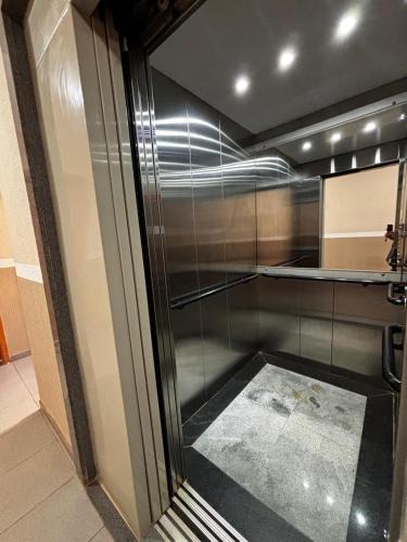 Shopping Park Apartment | Apartamento Novo e Impecável - 2 quartos com Ar - Para até 6 pessoas - Elevador e 2 Garagens - Zona Sul - Próx Parque UNA e Uberlândia Shopping