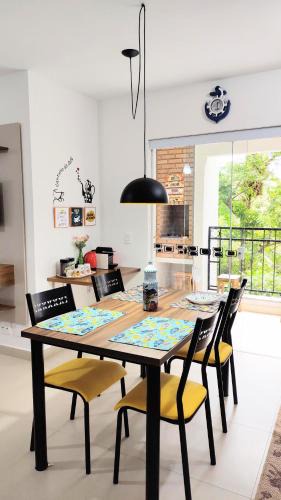 Umuarama Apartment | Apto Centro Ubatuba com Varanda Gourmet, Suíte e Piscina