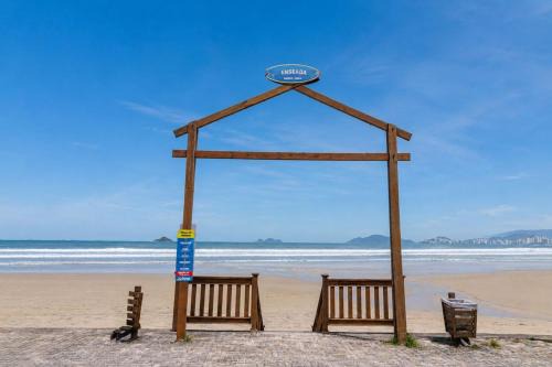 Parque Enseada Apartment | Apto com Varanda e Vaga a 500m da Praia da Enseada