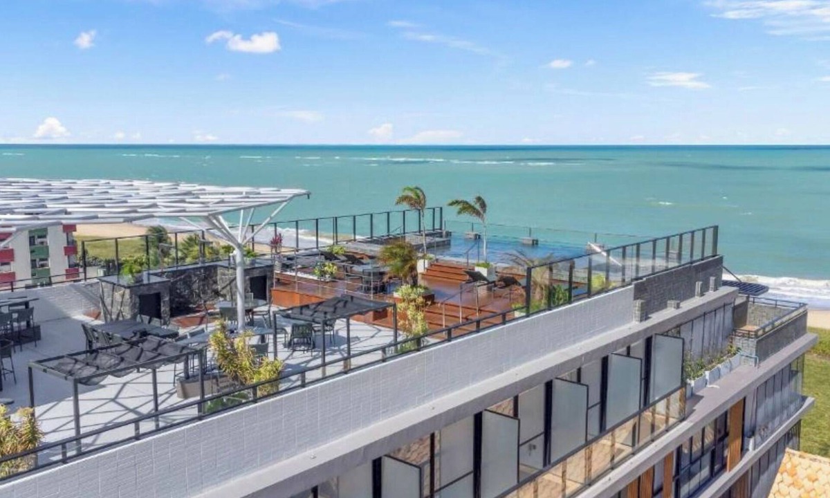 Jardim Oceania Apartment | Beachfront apartment with private bathtub.