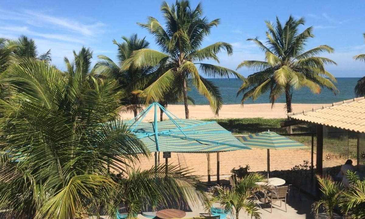 Itacimirim House | Beachfront house in a gated community.