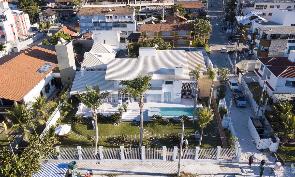 Centro House | Beachfront house in Bombinhas - 6 suites and pool.