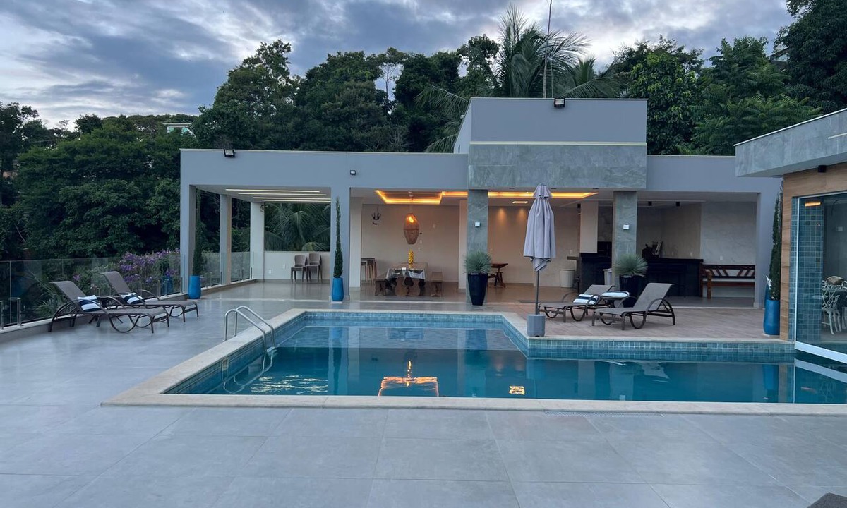 Piuma House | Beachfront property with ocean view in Piúma, near Iriri, sleeps up to 23 people with camping facilities.
