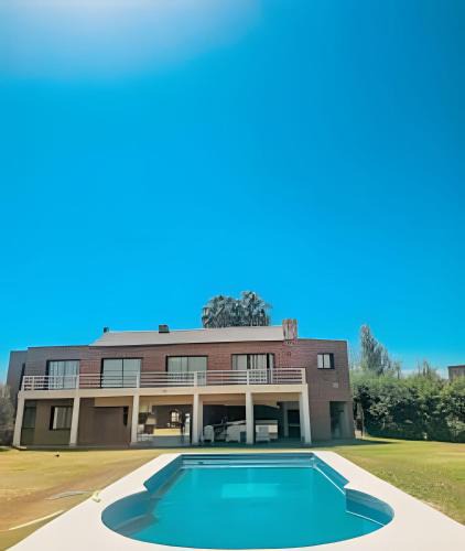 Bajo Lunlunta House | Beautiful Mansion w/Pool&Jacuzzi-Gated Community