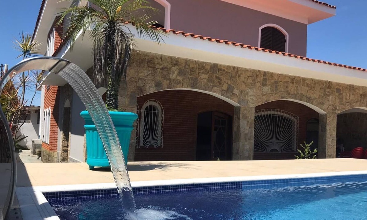Guaruja House | Beautiful townhouse with barbecue and pool