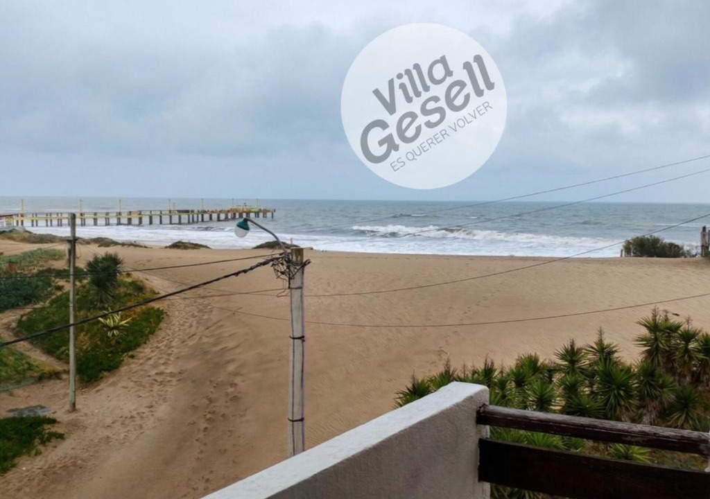 Villa Gesell Apartment | Bright beachfront apartment with ocean view