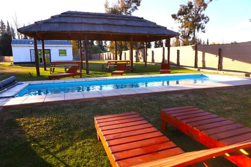 Las Compuertas House | Cabañas con pileta CLIMATIZADA y parque en Mendoza VERDE