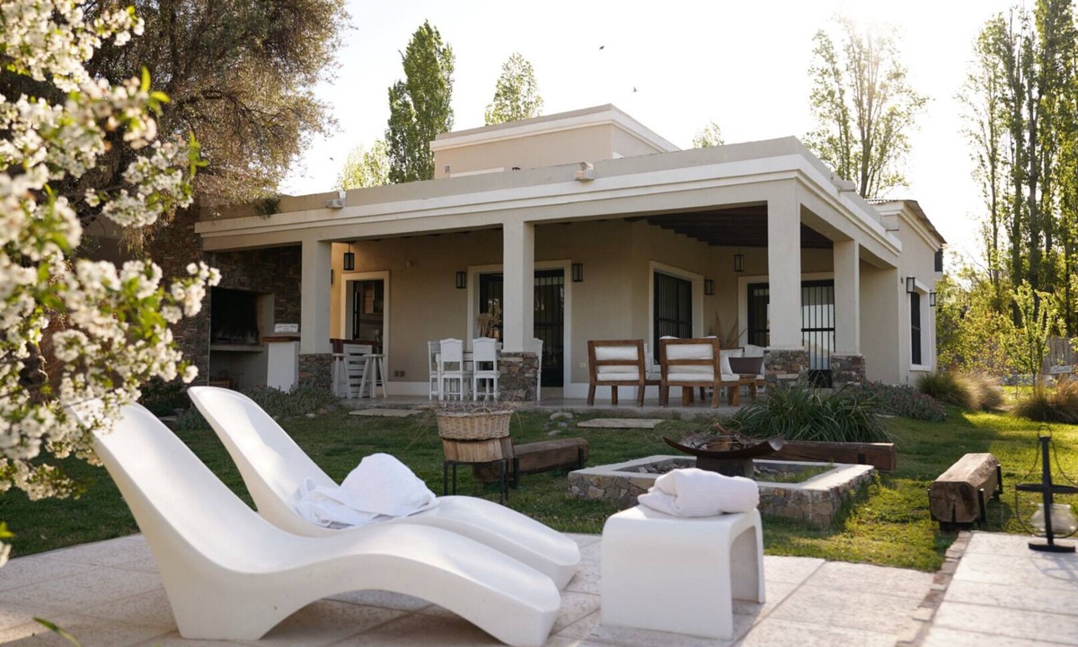 Chacras de Coria House | Casa Andina: Rustic Warmth, Fire Corner and Total Relaxation in Chacras