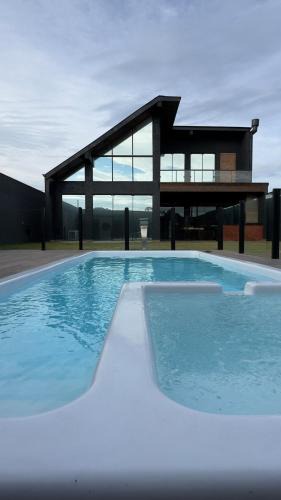 Palhoca House | Casa com 4 suítes, piscina aquecida e sauna
