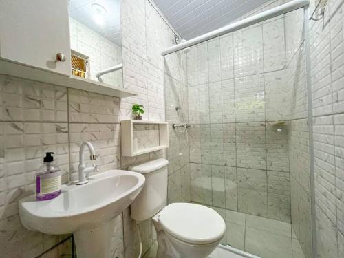 Ariro House | Casa com churrasqueira e piscina, perto de riacho