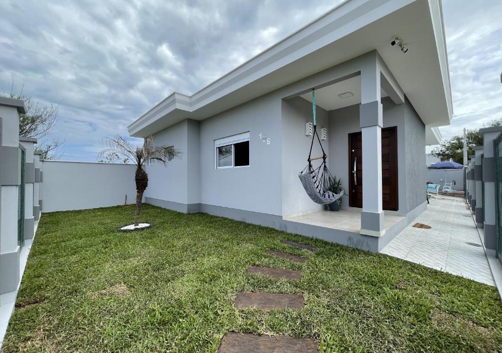 Balneario Gaivota House | Casa com piscina a uma quadra do mar, wi-fi e sky