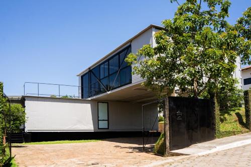 Itaipava House | Casa Container Moderna com Vista da Natureza em Itajaí