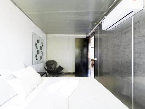 Itaipava House | Casa Container Moderna com Vista da Natureza em Itajaí