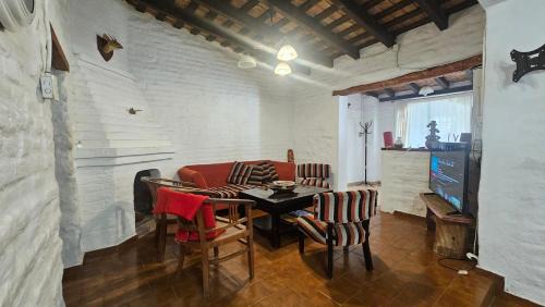 Las Chacras House | CASA de CAMPO CON PILETA Y CANCHA DE FUTBOL EN JUANA KOSLAY