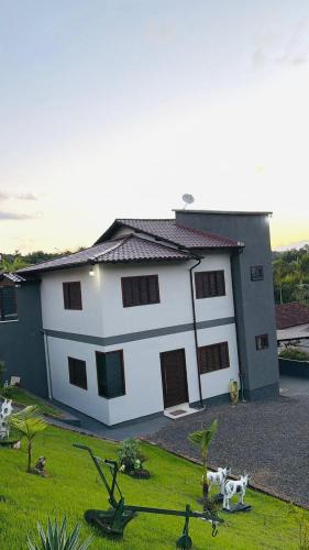 Orleans House | Casa do Delei - Linda casa com piscina em Orleans
