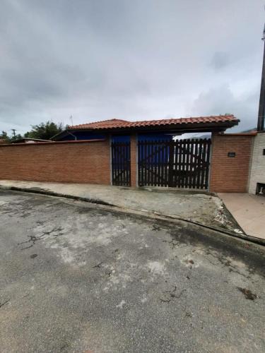 Caraguatatuba House | Casa do Zeca Próxima a praia da Cocanha com wifi - área gourmet 35 m2 - Localização imbatível