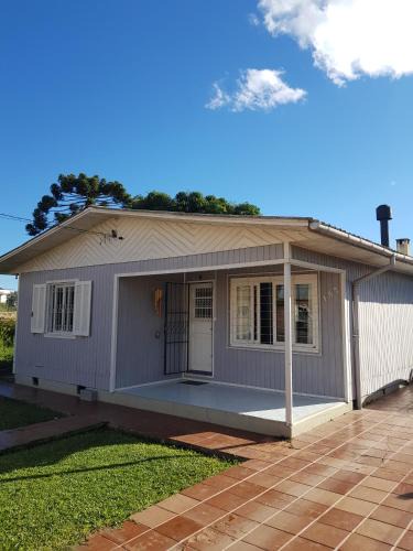 Cambara do Sul House | CASA FULL CENTRAL, 130m quadr, 9 Pessoas, Wi-Fi, 3 Qtos, Churrasqueira Interna, Cozinha-Sala Integrados, 2 Banheiros, Varanda, Jardim, Garagem Coberta 1 Carro, Estac Inter 3 Carros, Lareira de Alta Performance, Fogão de Ferro, Área nos Fundos