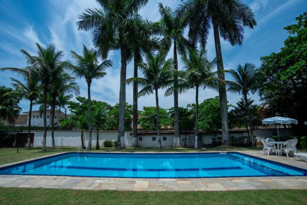 Jardim Virginia House | Casa grande e iluminada com piscina no Guarujá