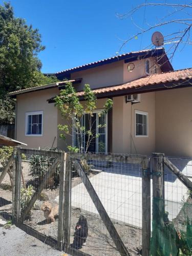 Pinheira House | Casa na guarda mezanino 3 cômodos