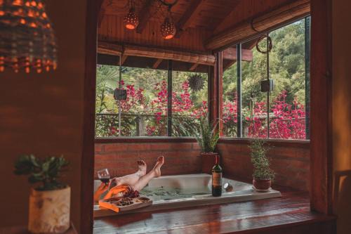 Sao Bento do Sapucai House | Casa Pedacinho de Céu com banheira de hidromassagem e lareira