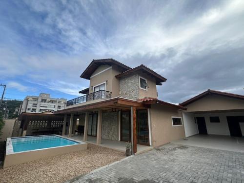 Ze Amandio House | Casa Pedra e Luz em Bombinhas com piscina aquecida