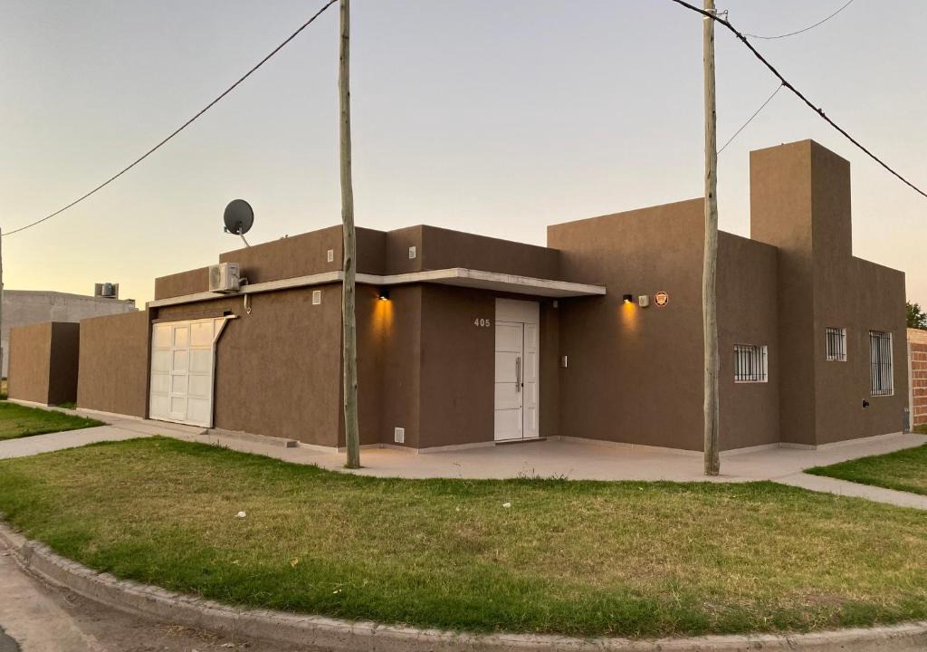 San Nicolas de los Arroyos House | Casa quinta moderna, con pileta, parrilla, galería, 2 habitaciones, todos los servicios