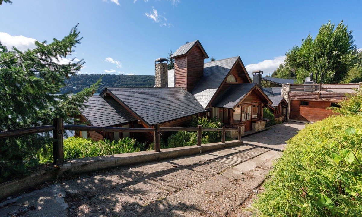 San Carlos de Bariloche House | Caserón Barrio Cerrado on the Nahuel River