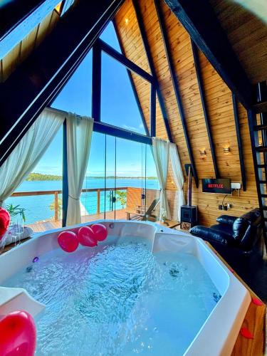 Imarui Cabin | Chalé com Hidromassagem, Lareira e Piscina na Beira da Lagoa