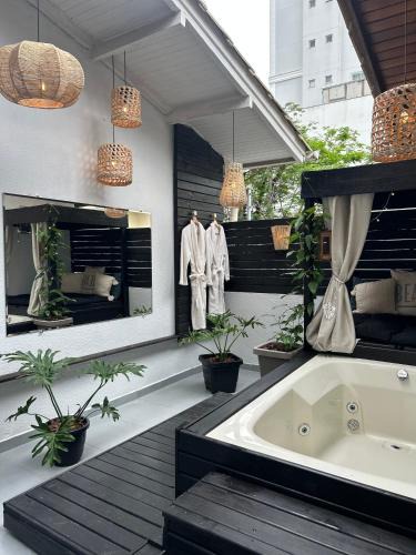 Pioneiros Apartment | Chalé com lareira & jacuzzi privativa aquecida 300 m da Praia e Roda Gigante