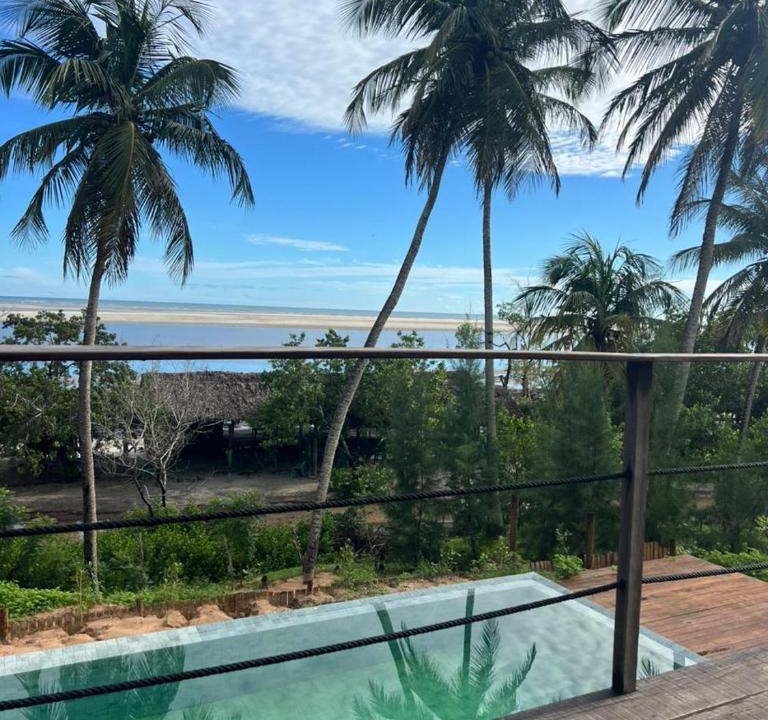 Guriu Village House | Chalet 200m2 beach front with pool