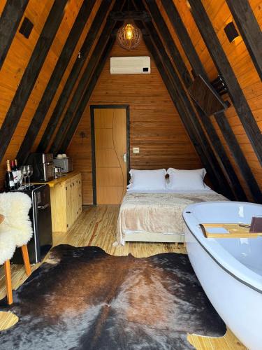 Domingos Martins Ski Chalet | Chalet with Private Jacuzzi and View of the Jucu River