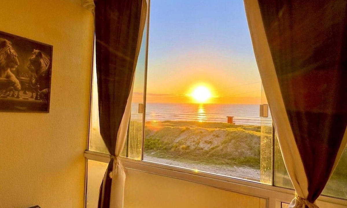 Presidente House | Cinematic view, 2 suites, beachfront.