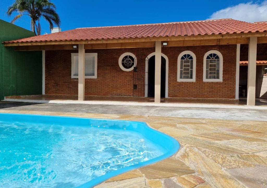 Indaia House | Confortável casa com piscina e churrasqueira a 100m da praia