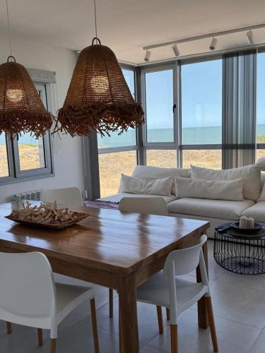 Partido de Monte Hermoso Apartment | Departamento de lujo frente al mar con vista panorámica, pileta y cochera privada