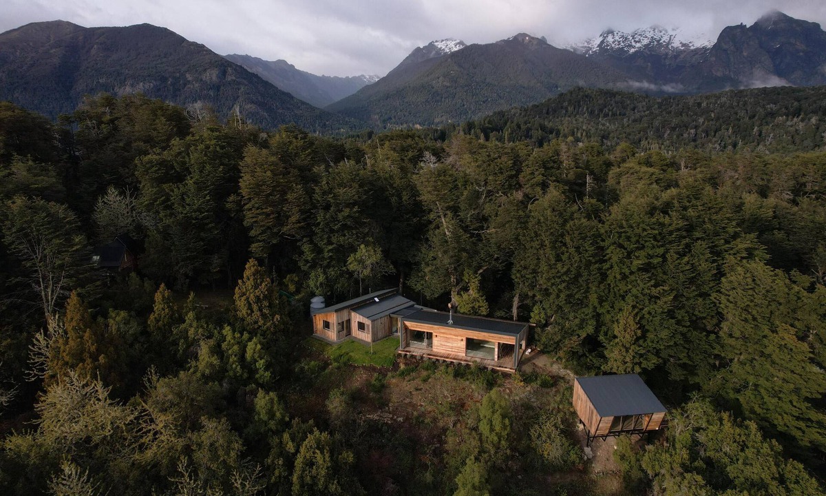 San Carlos de Bariloche House | Design house in the forest. Laguna del Trebol Reserve Zone