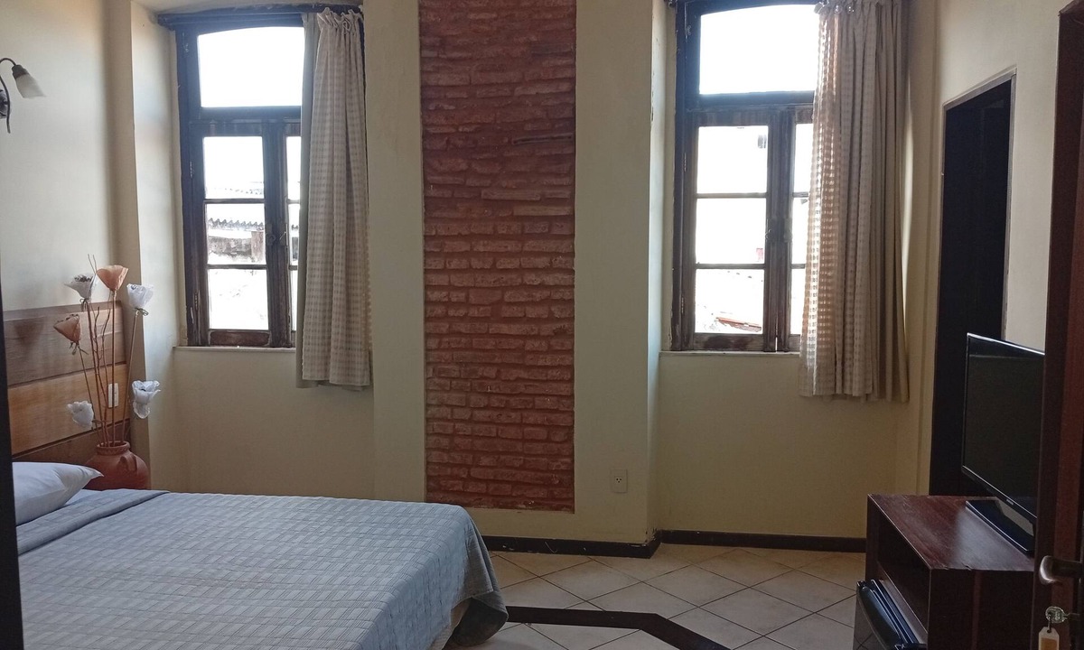 Santo Antonio Apartment | Direita S. Antonio Room Double suite with bathroom and air conditioning