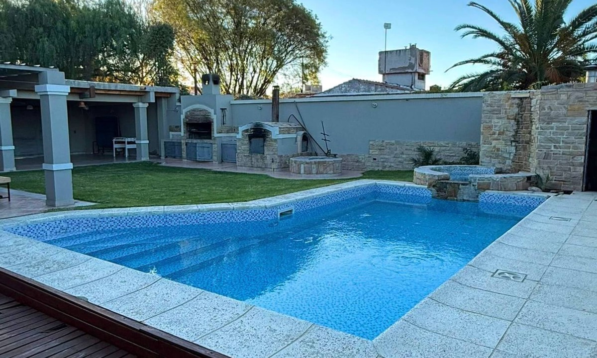 Mendoza City Center House | El encuentro residence Capital grill barbecue grill garage swimming pool and barbecue area