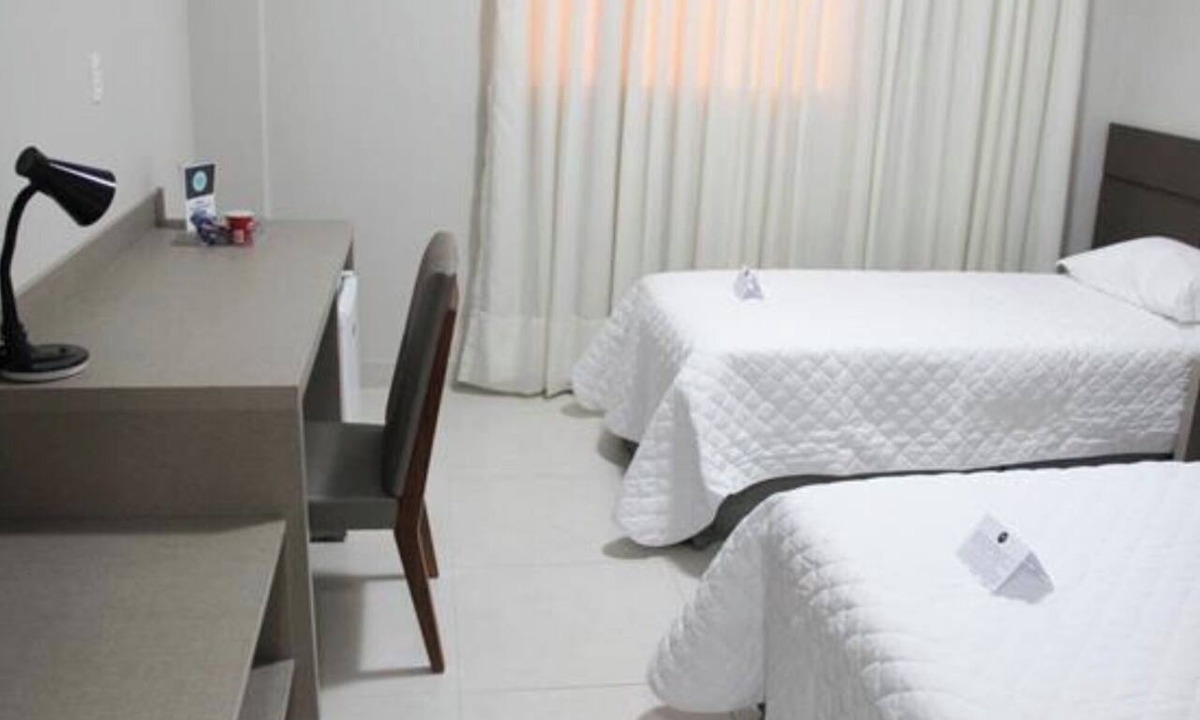 Mineiros Hotel | Elegant Central Suite with Dedicated Desk l Free Parking & Breakfast