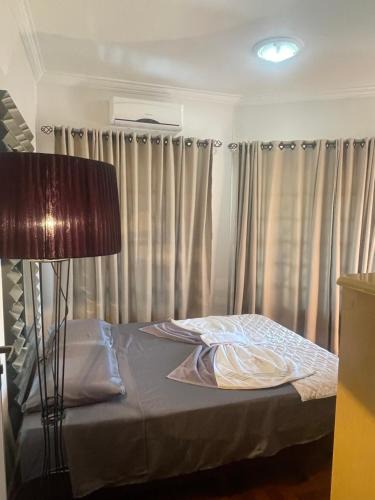 Marechal Candido Rondon House | Equilíbrium Quarto de casal com banheiro compartilhado