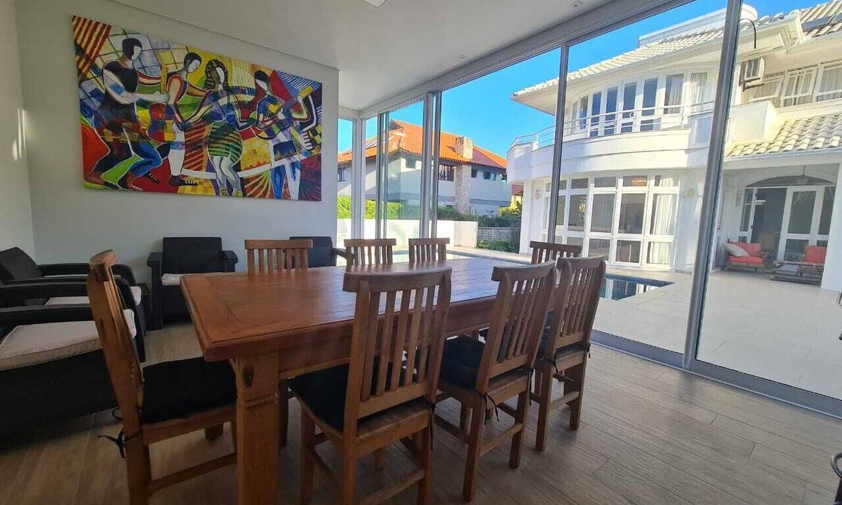 Jurere Internacional House | Excellent location and space, 300m from Jurere Internacional beach.