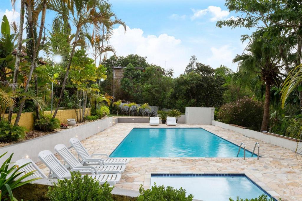 Guararema House | Farm estate for 21 with pool and football field in Guararema