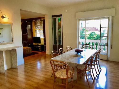 Republica Apartment | Grand Bhaus Family Republica - Prédio Histórico - Centro - Metrô ao lado - 126m2 - Acomoda 4 pessoas